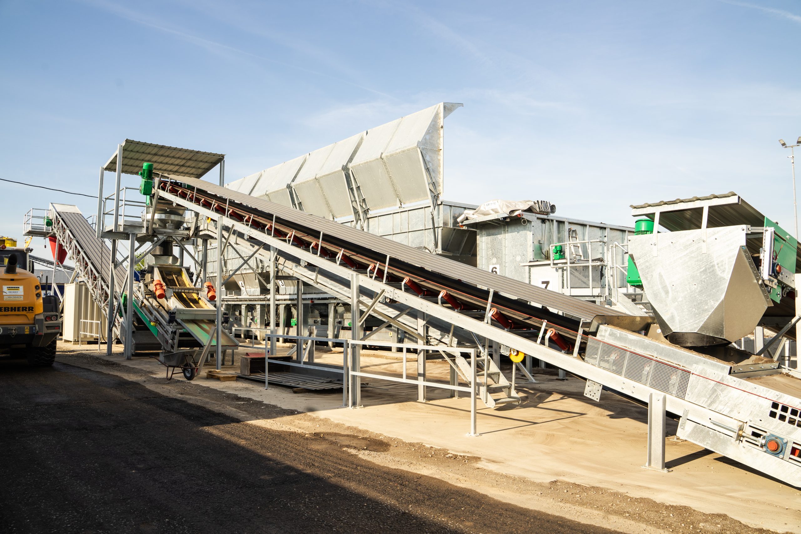 260417_Substratanlage_041 Aufbereitungsanlage mit Förderbändern und Silos zur Herstellung von Recyclingbaustoffen