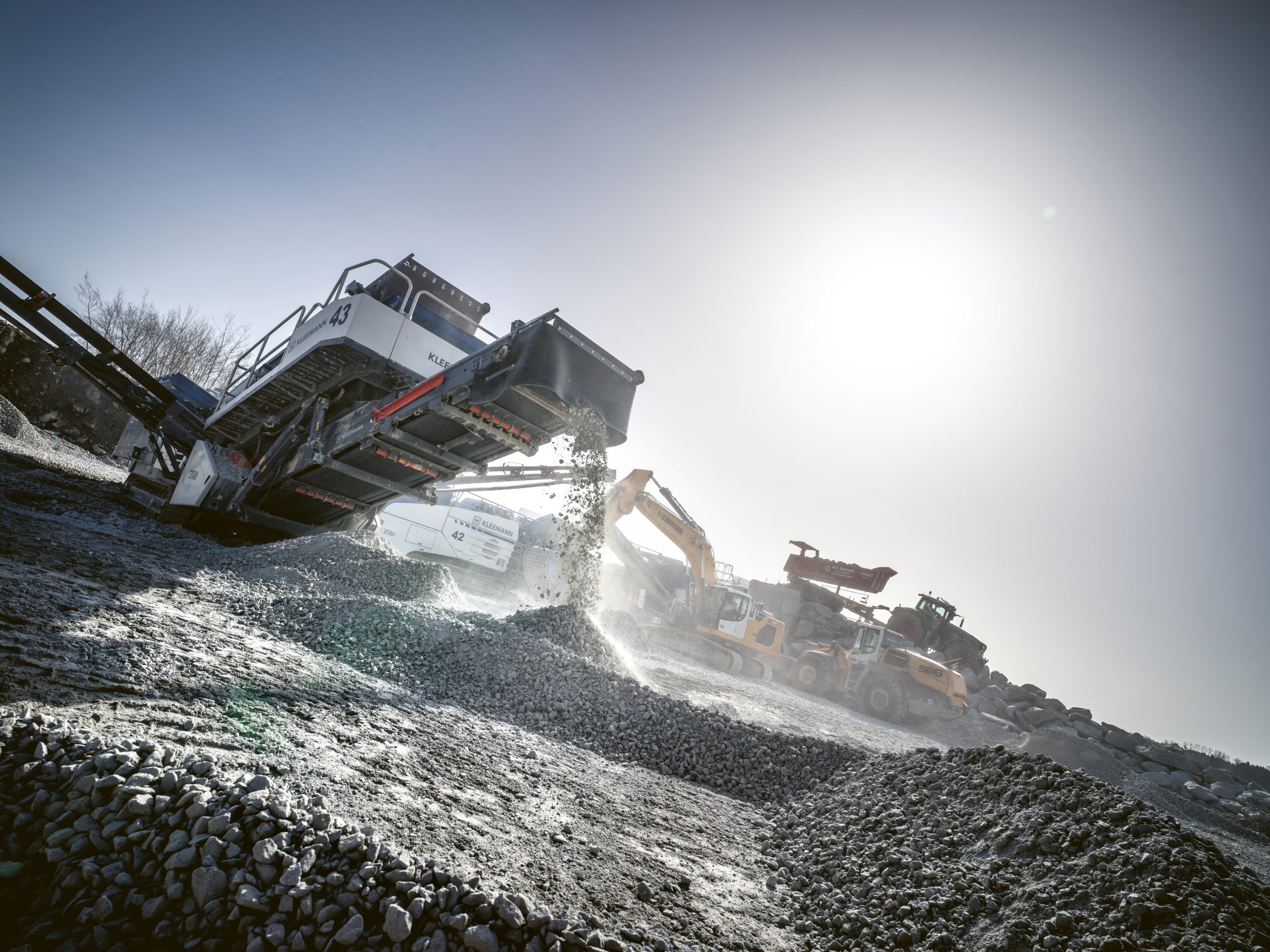 Grube Barbara im Westerwald, S. 80-89 Mobile Brechanlage schüttet Recycling-Schotter auf eine Materialhalde