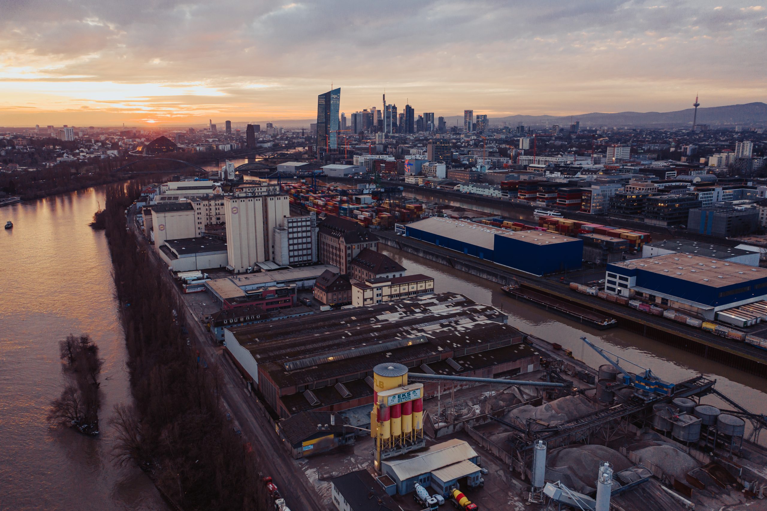 DJI_0522 Luftaufnahme des Industriehafens am Main mit Binnenschiffen und Frachtumschlag